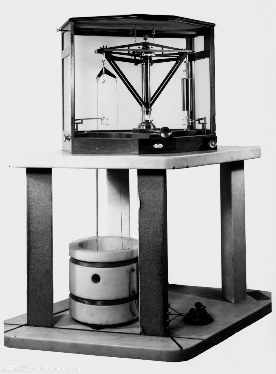 貿易部電流平衡當前的平衡也被稱為一個安培平衡或開爾文平衡是一個機電設備用于電流的精確測量電流單位當前的測量是通過兩個線圈大理石圓柱周圍看到左下和兩個線圈之間的磁力測量給當前的當前余額的大小是由威廉&middot;湯姆森發明第一個開爾文男爵1882年拍攝于1950年