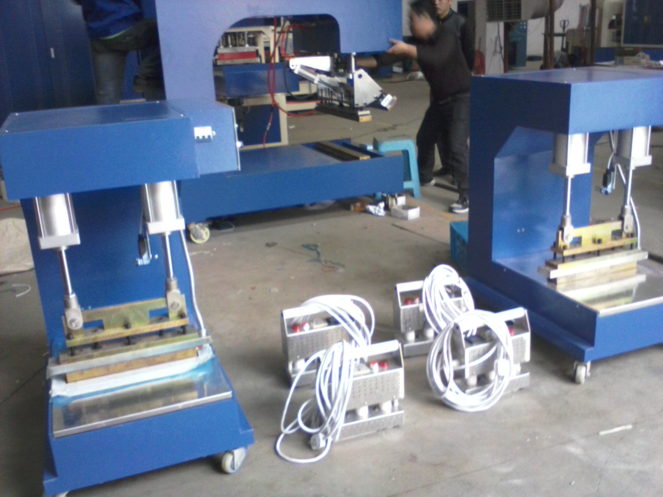 寧波東雄機電設(shè)備 專業(yè)定做PTFE膜結(jié)構(gòu)工業(yè)與食品輸送帶，引領(lǐng)塑料焊接高周波技術(shù)